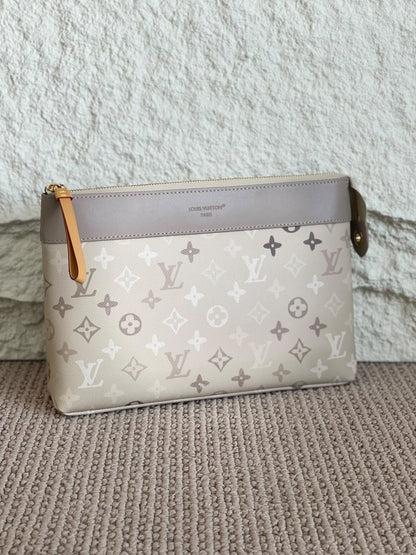Louis Vuitton Clutch - White Monogram