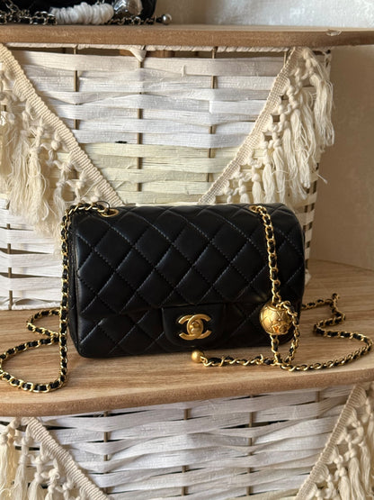 Chanel Diamond-Pattern Shoulder Bag - Black