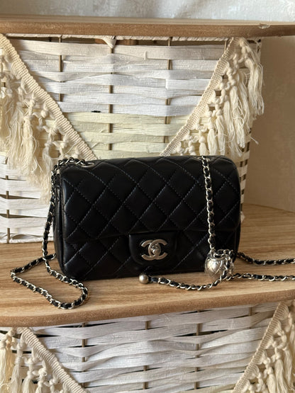 Chanel Diamond-Pattern Shoulder Bag - Black