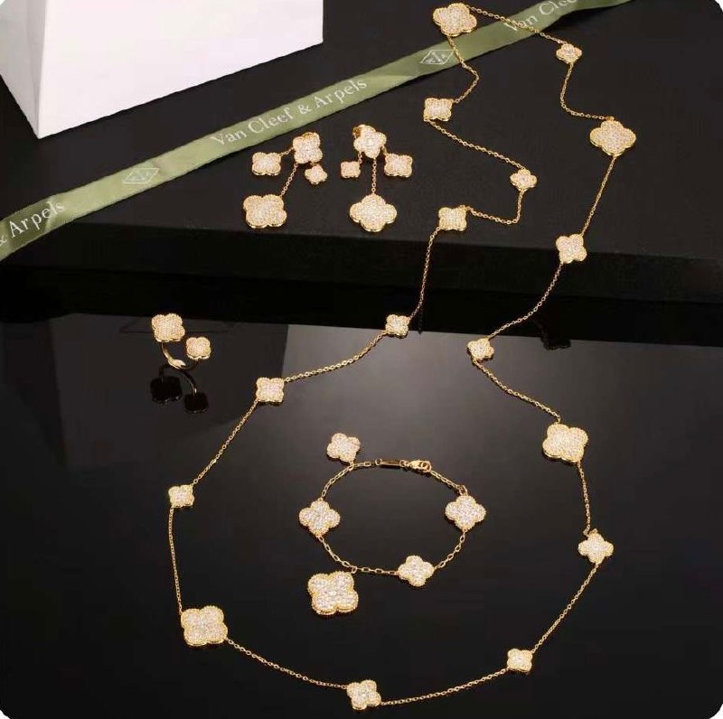 Van Cleef & Arpels Jewelry Set - Gold