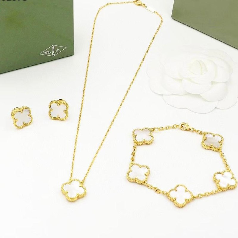Van Cleef & Arpels Clover Jewelry Set - White