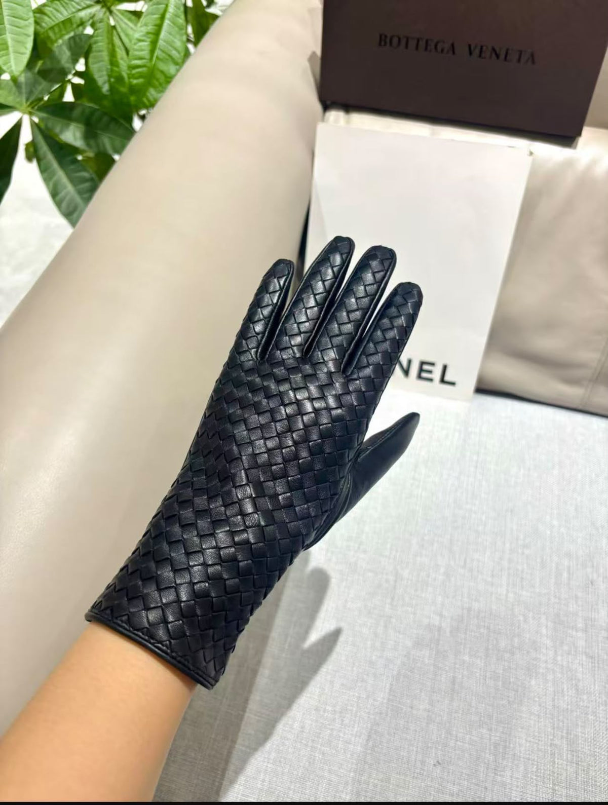 Bottega Veneta Basket-Weave Gloves - Black