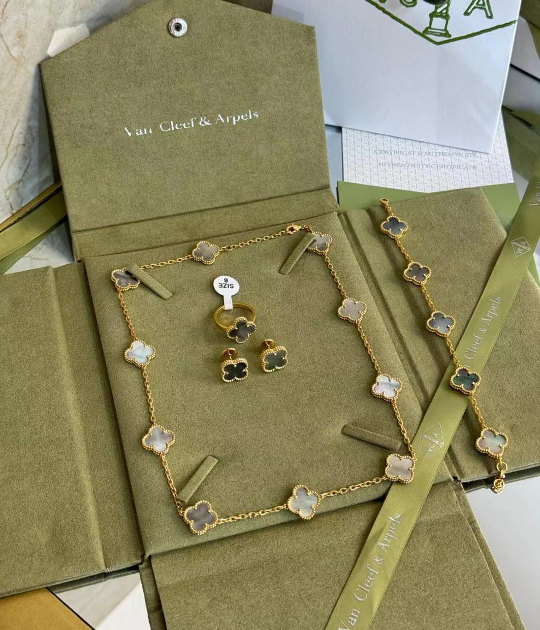 Van Cleef & Arpels Clover Jewelry Set - Multi