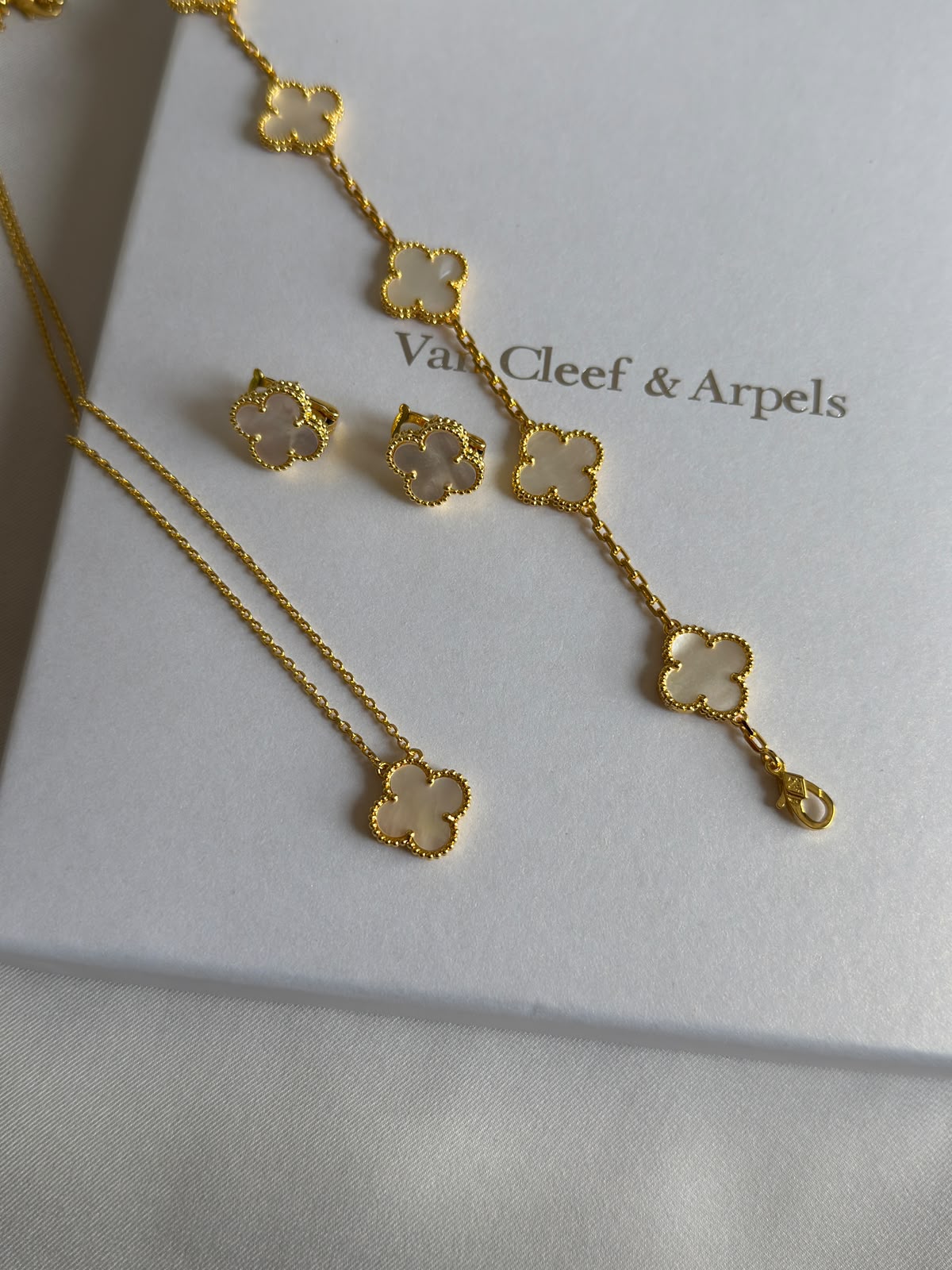 Van Cleef & Arpels Jewelry Set - Gold