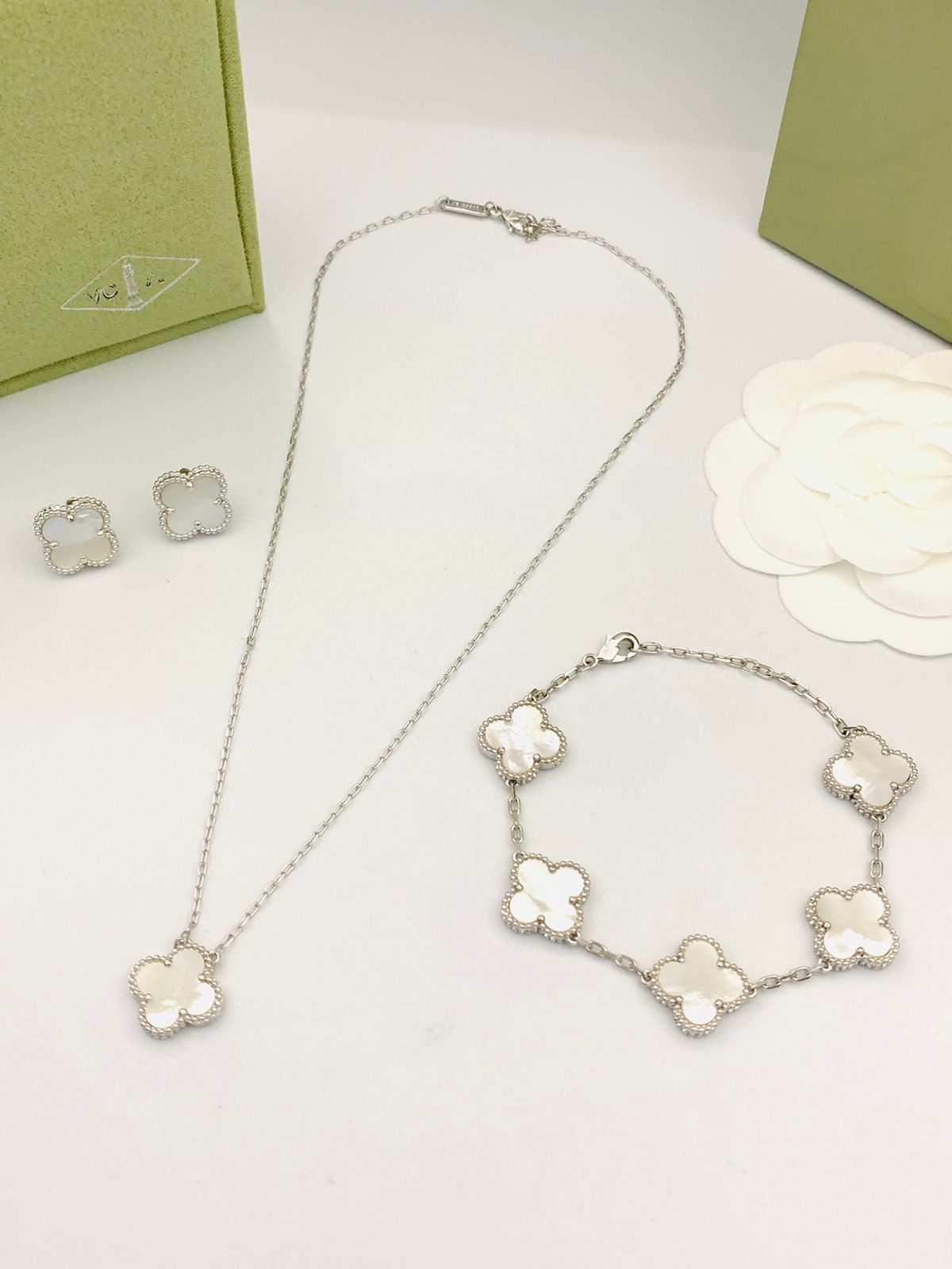 Van Cleef & Arpels Clover Jewelry Set - White