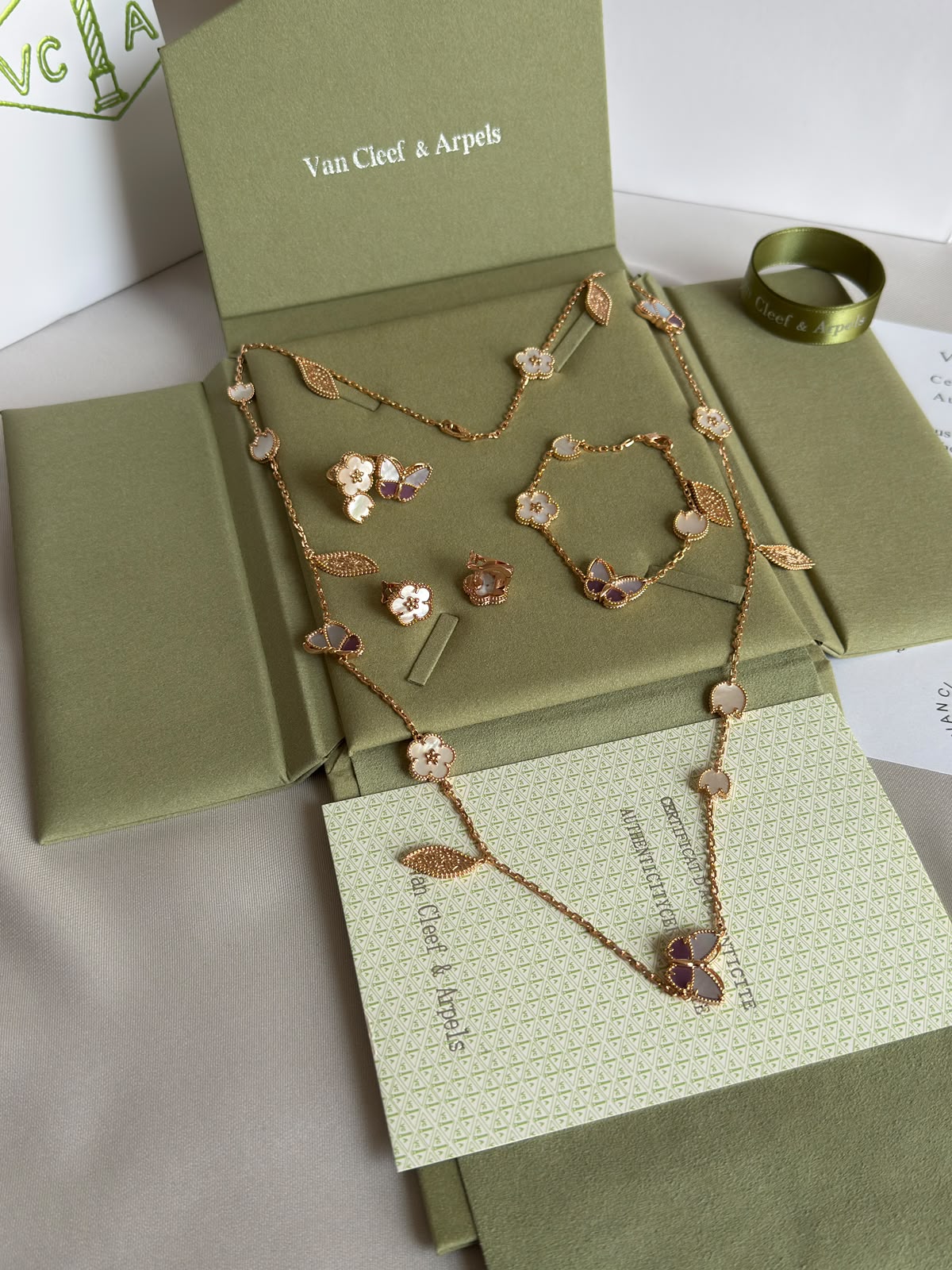 Van Cleef & Arpels Jewelry Set - Gold