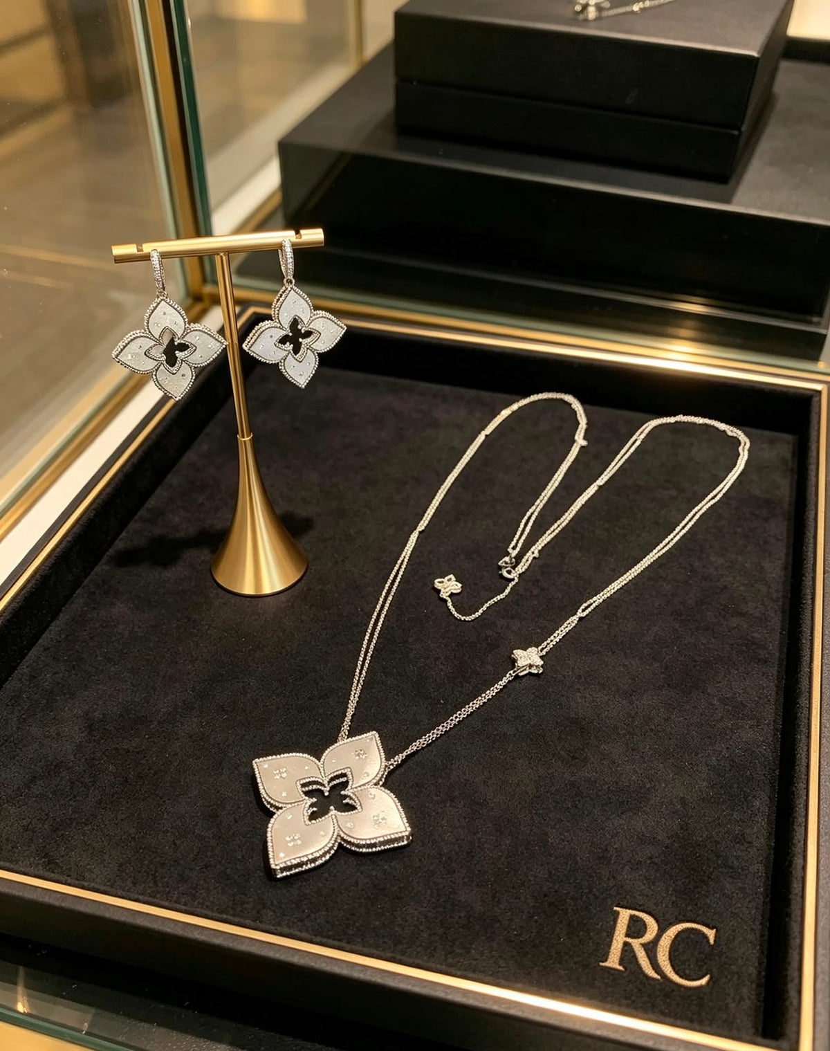 Van Cleef & Arpels Four-Petal Jewelry Set - White