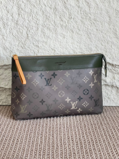 Louis Vuitton Clutch - Grey