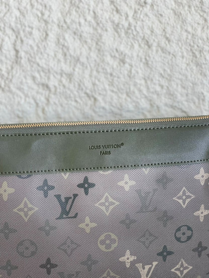 Louis Vuitton Clutch - Grey