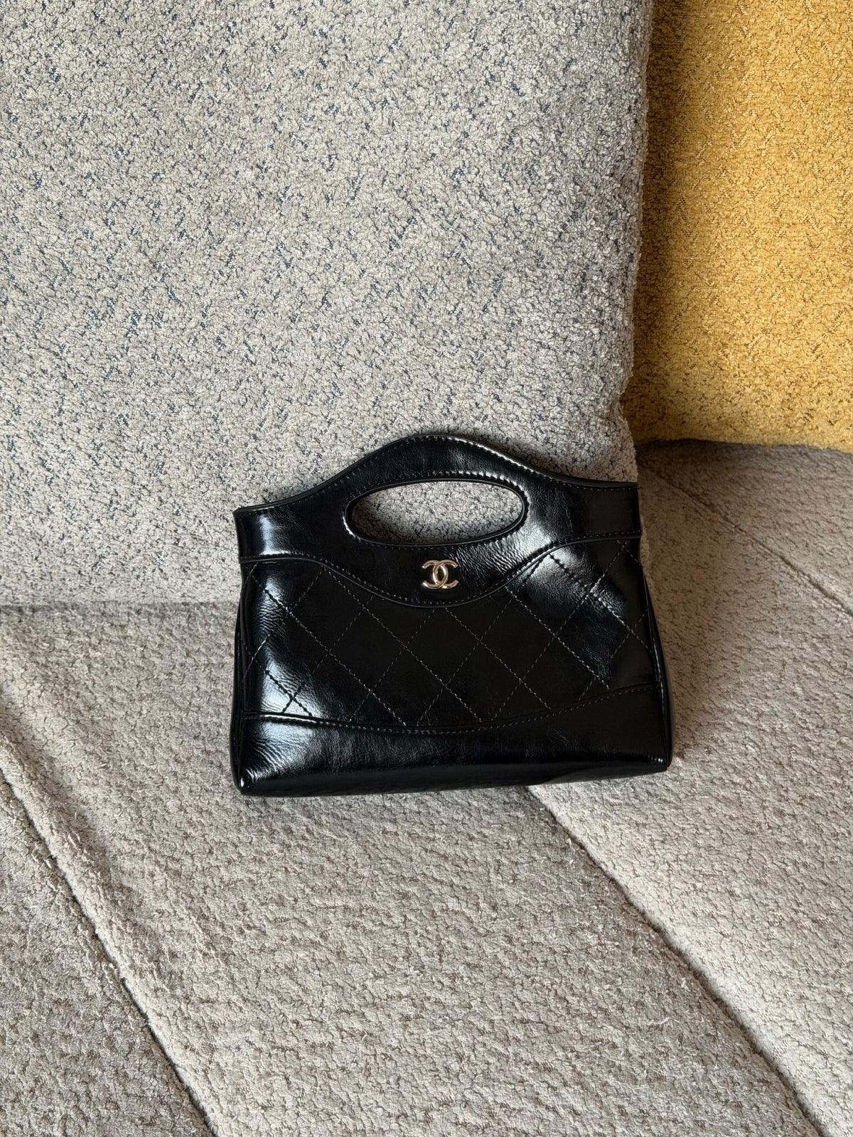 Chanel Cutout-Handle Handbag - Black