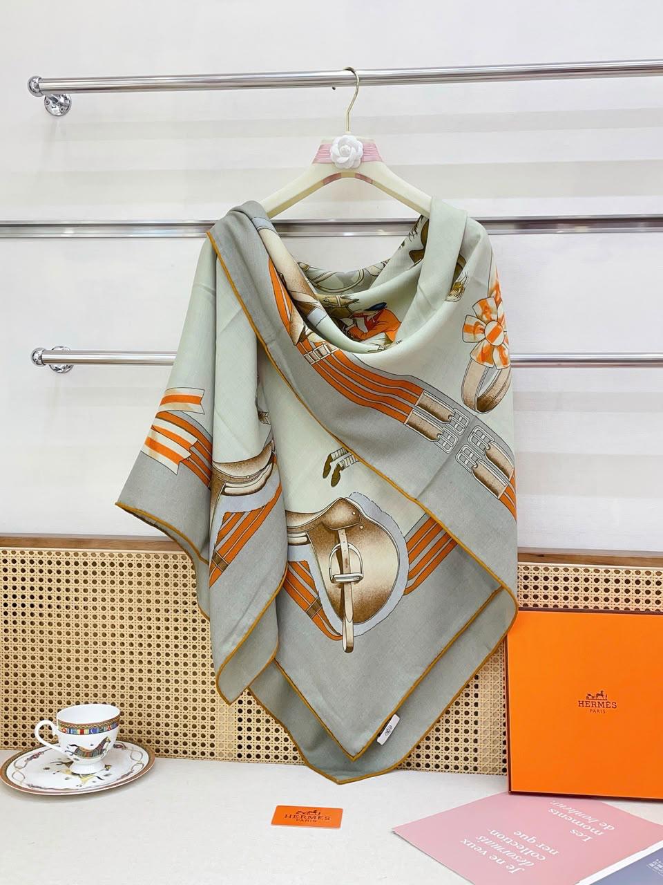 Hermès Scarf - Grey