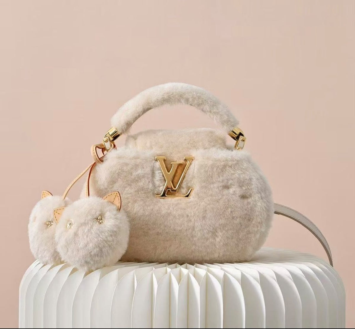 Louis Vuitton Handbag Rounded - White
