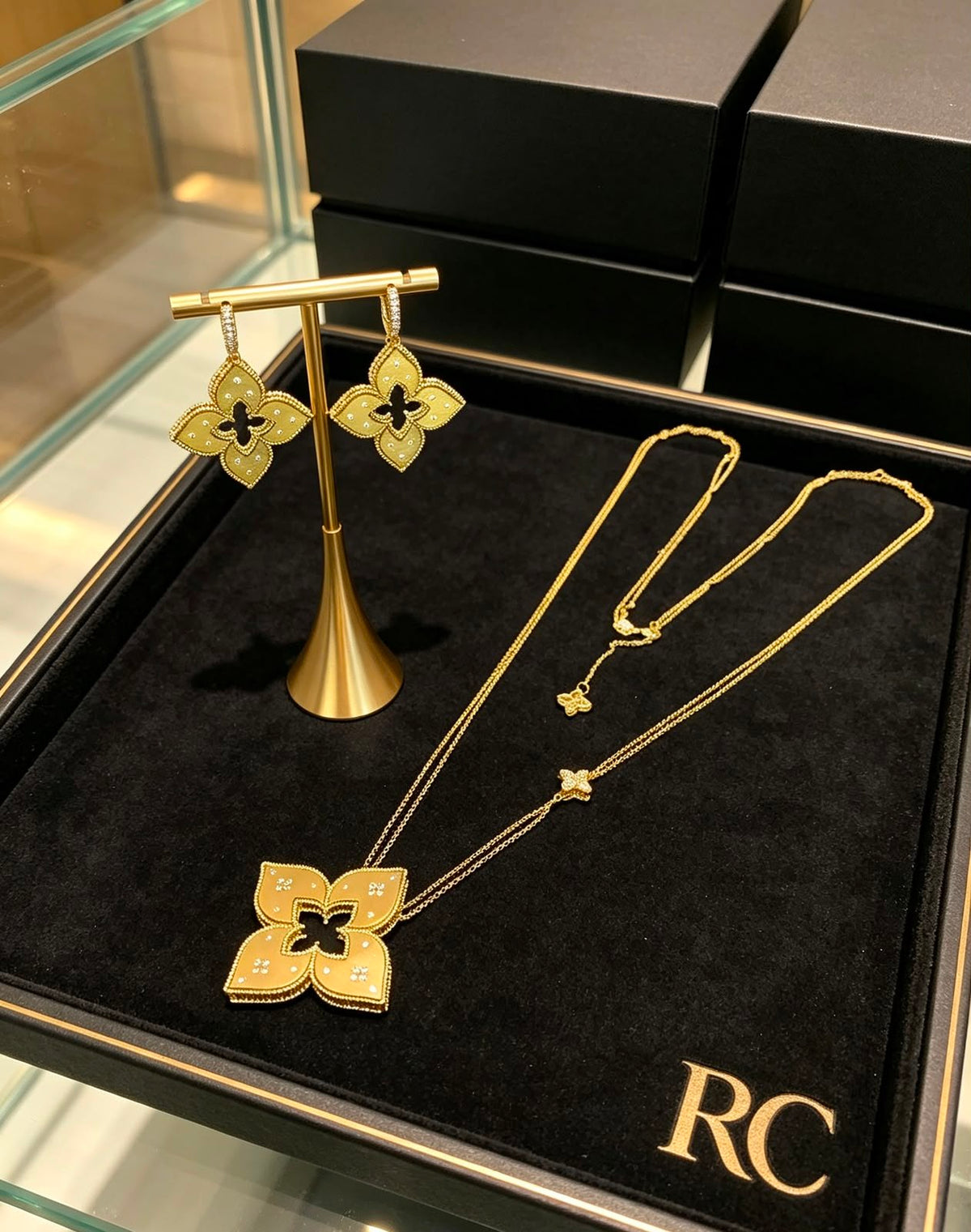 Van Cleef & Arpels Four-Petal Jewelry Set - Gold