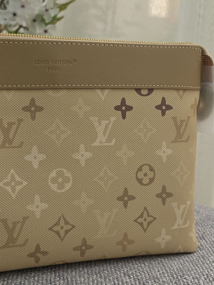 Louis Vuitton Clutch - Beige Monogram