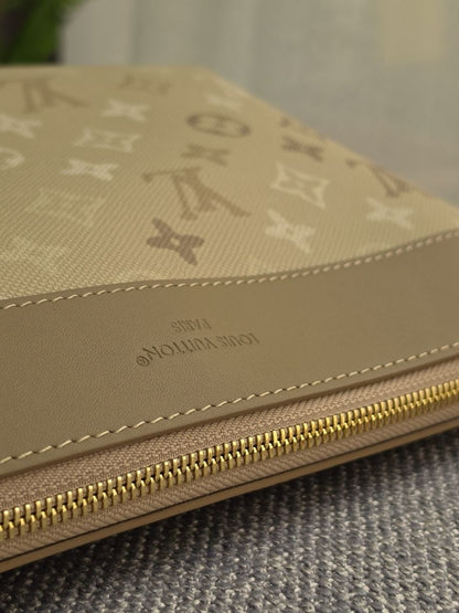 Louis Vuitton Clutch - Beige Monogram