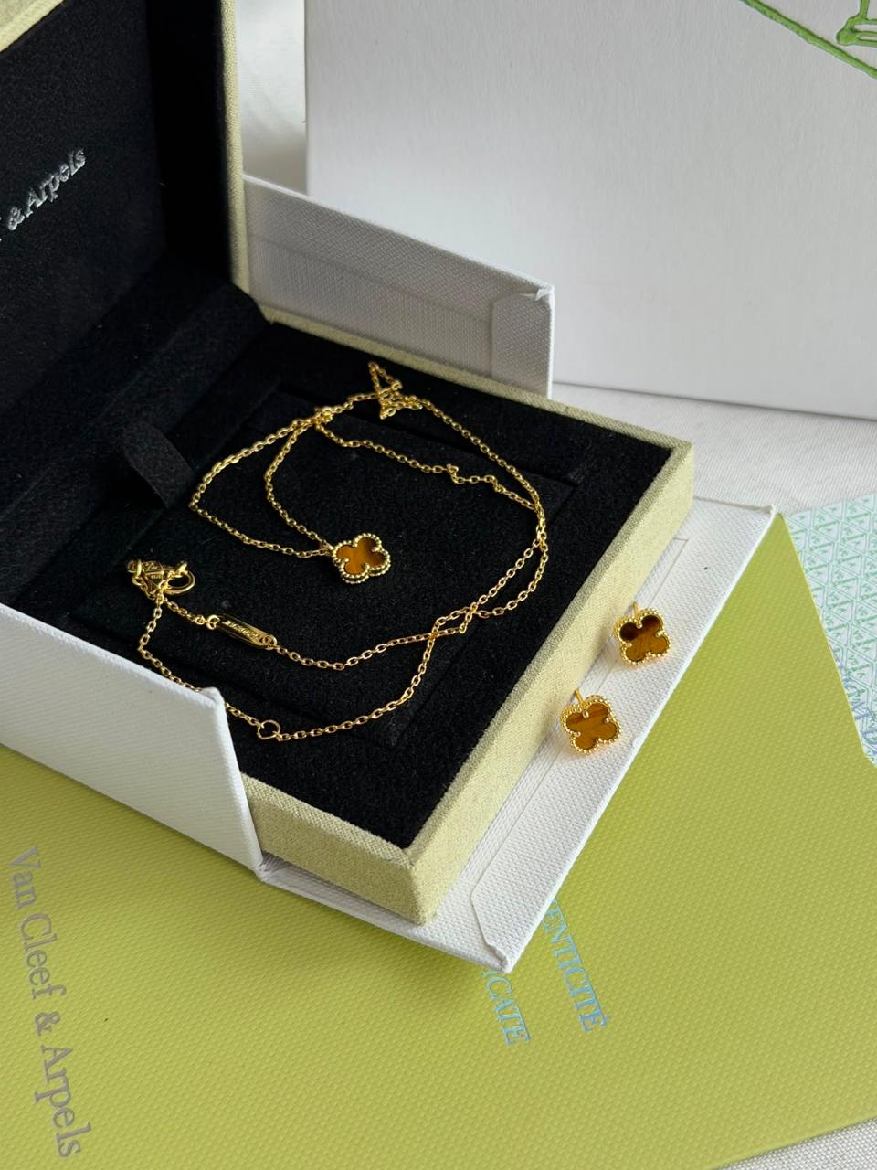 Van Cleef & Arpels Jewelry Set - Brown