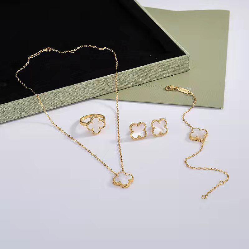 Van Cleef & Arpels Clover Jewelry Set - White