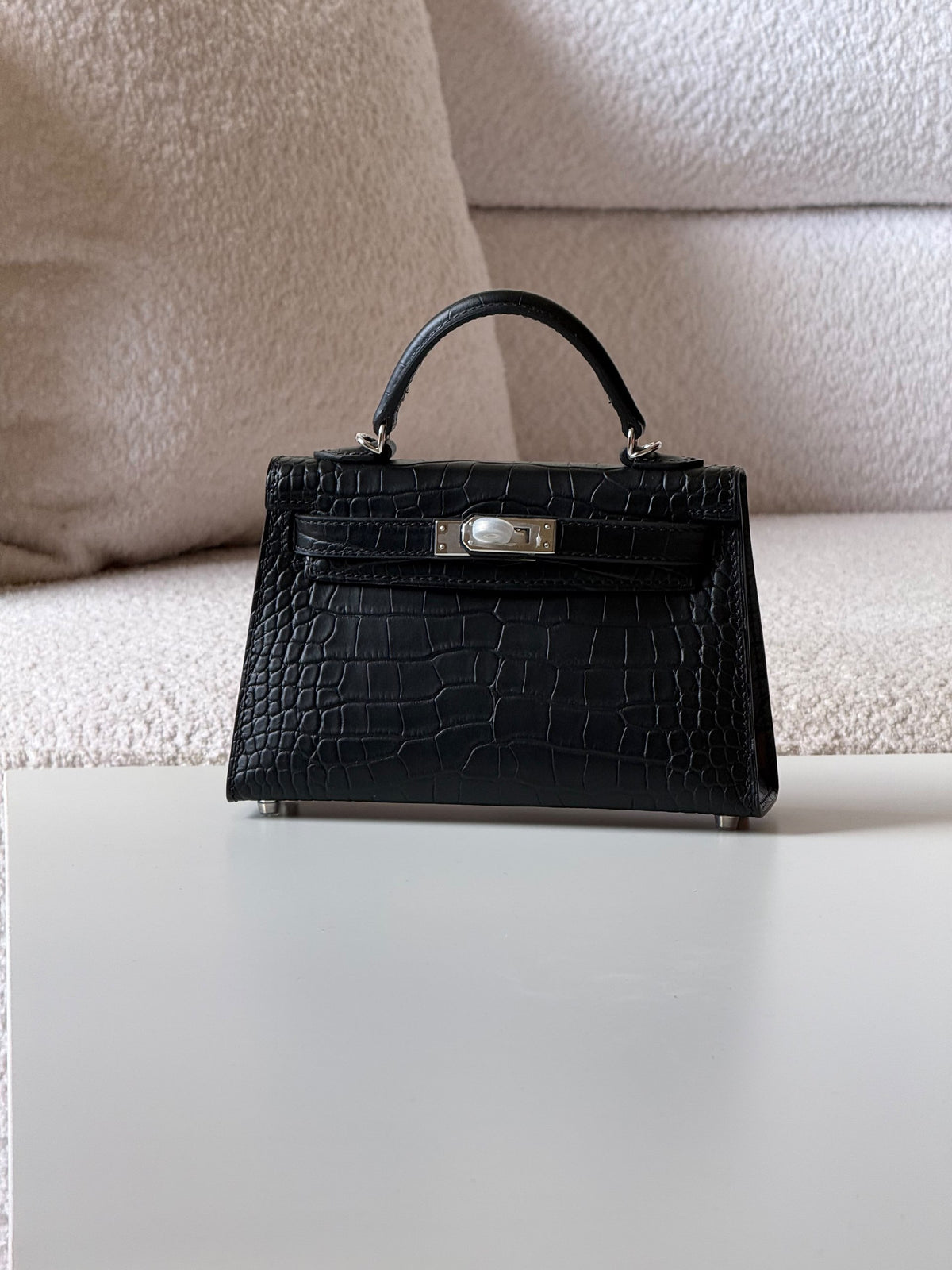Hermès Mini Kelly Handbag - Black Embossed