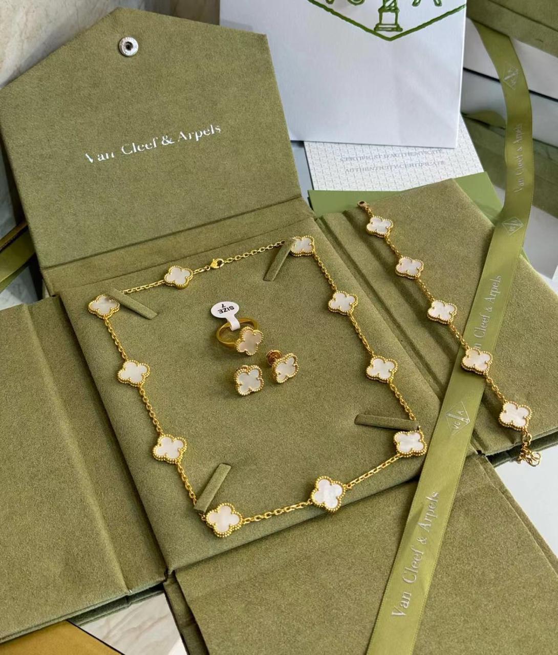 Van Cleef & Arpels Clover Jewelry Set - White