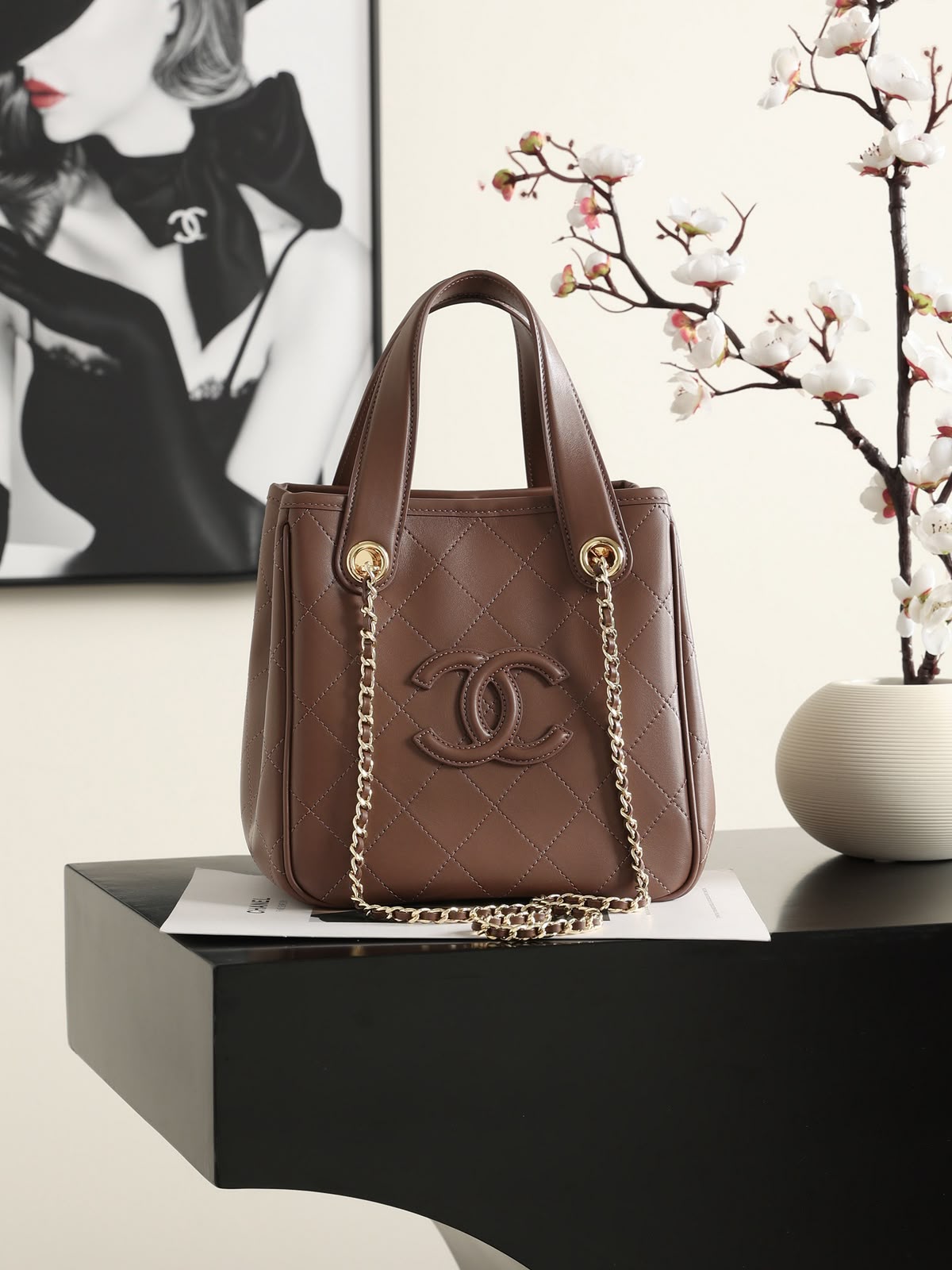 Chanel Diamond-Quilted Handbag - Brown