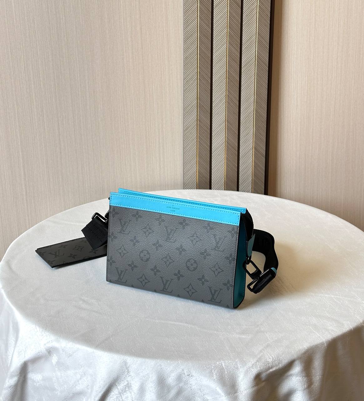 Louis Vuitton Messenger Bag - 