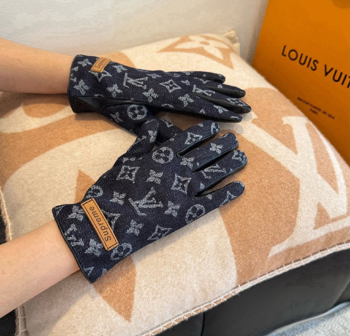 Supreme Gloves - Navy Monogram
