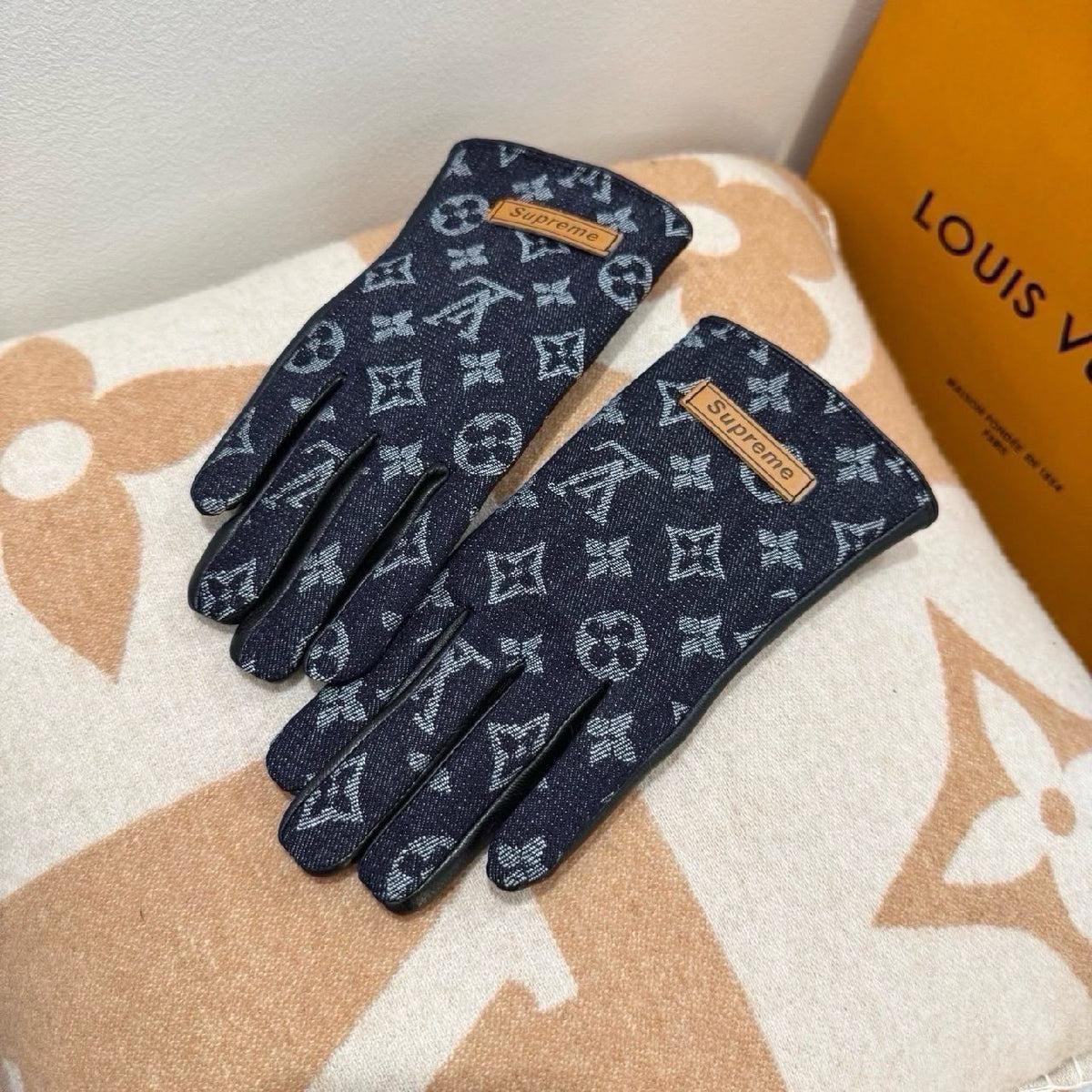 Supreme Gloves - Navy Monogram