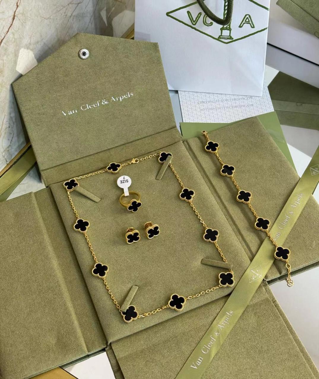 Van Cleef & Arpels Clover Jewelry Set - Black