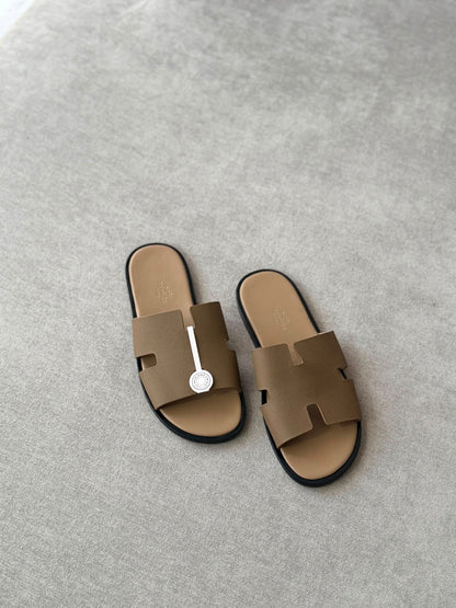 Hermès Izmir Slippers - Brown, Black, Beige