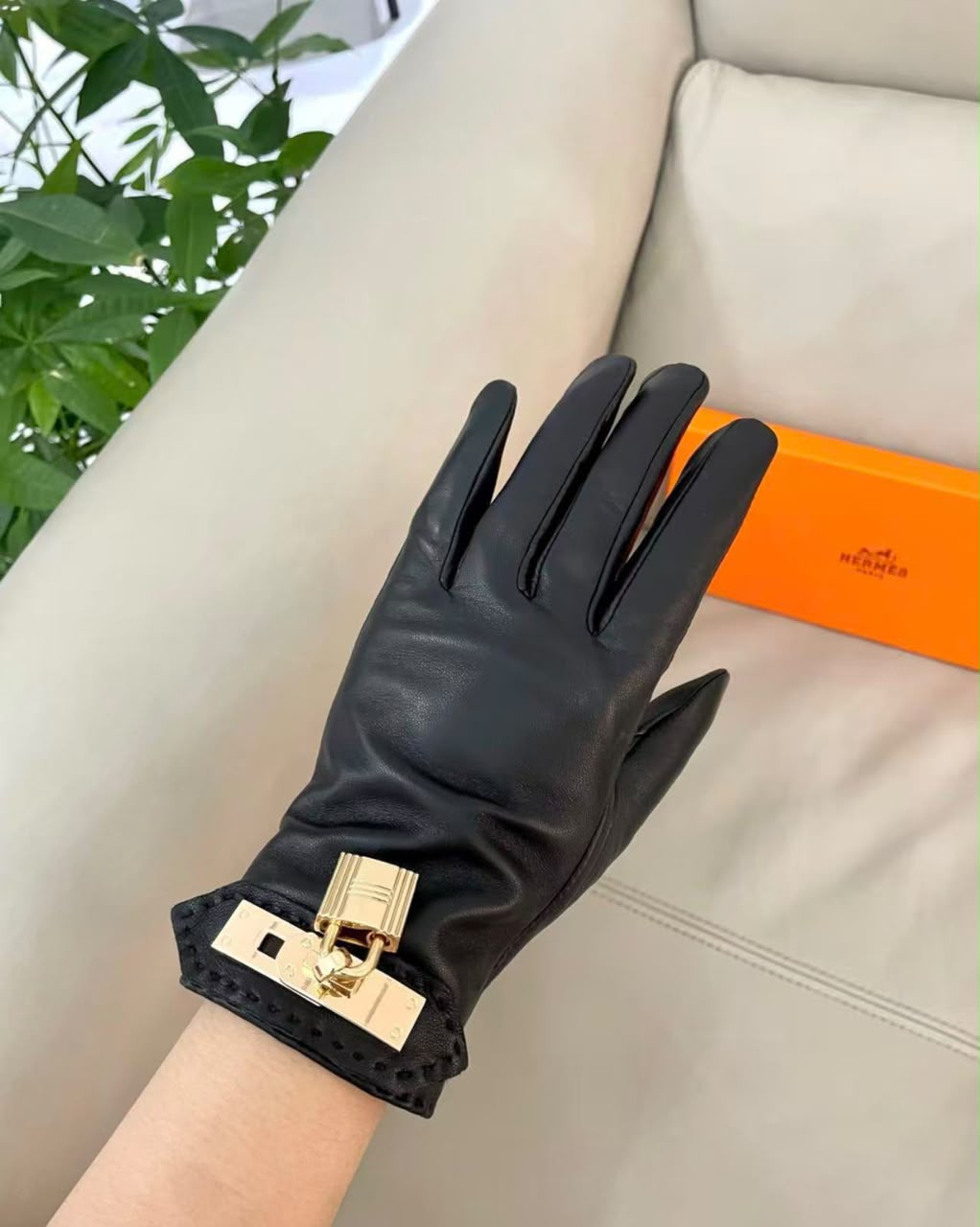 Hermès Padlock-Cuff Gloves - Black