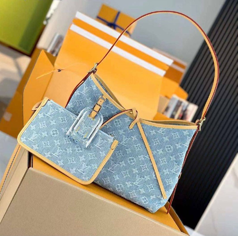 Louis Vuitto Shoulder Bag - 