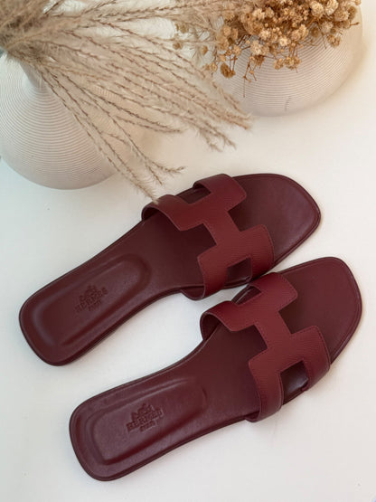 Hermès Slippers Textured H Strap - Burgundy