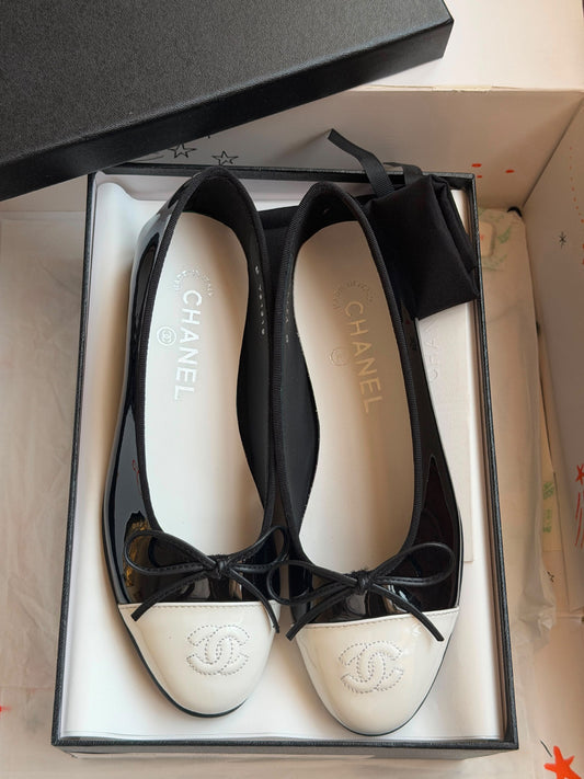 Chanel Ballerina - Black & White