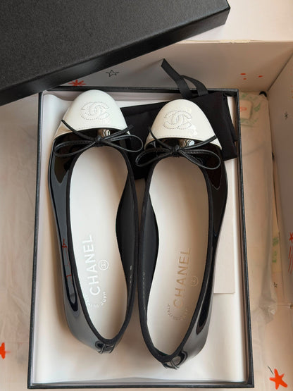 Chanel Ballerina - Black & White