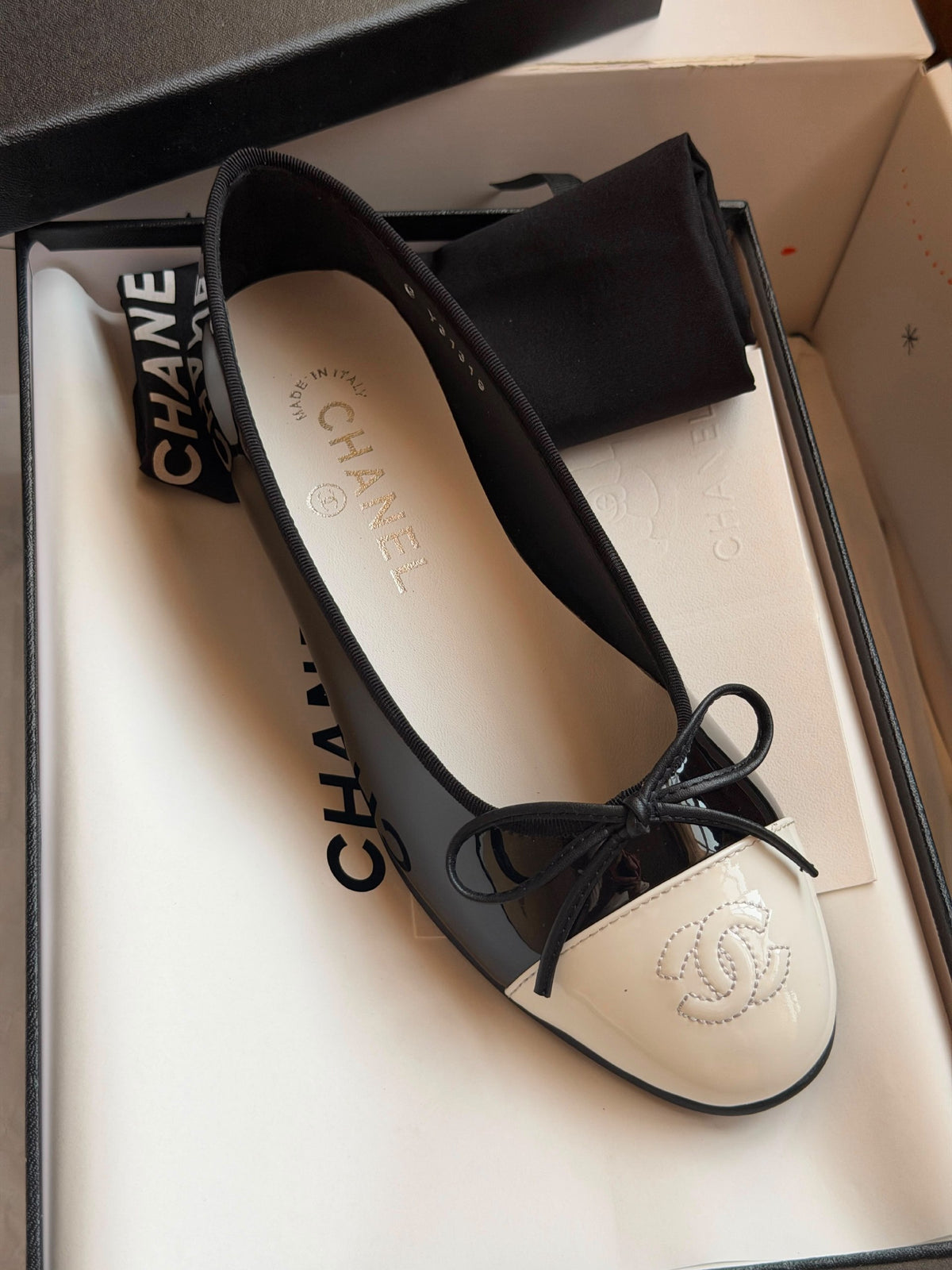 Chanel Ballerina - Black & White