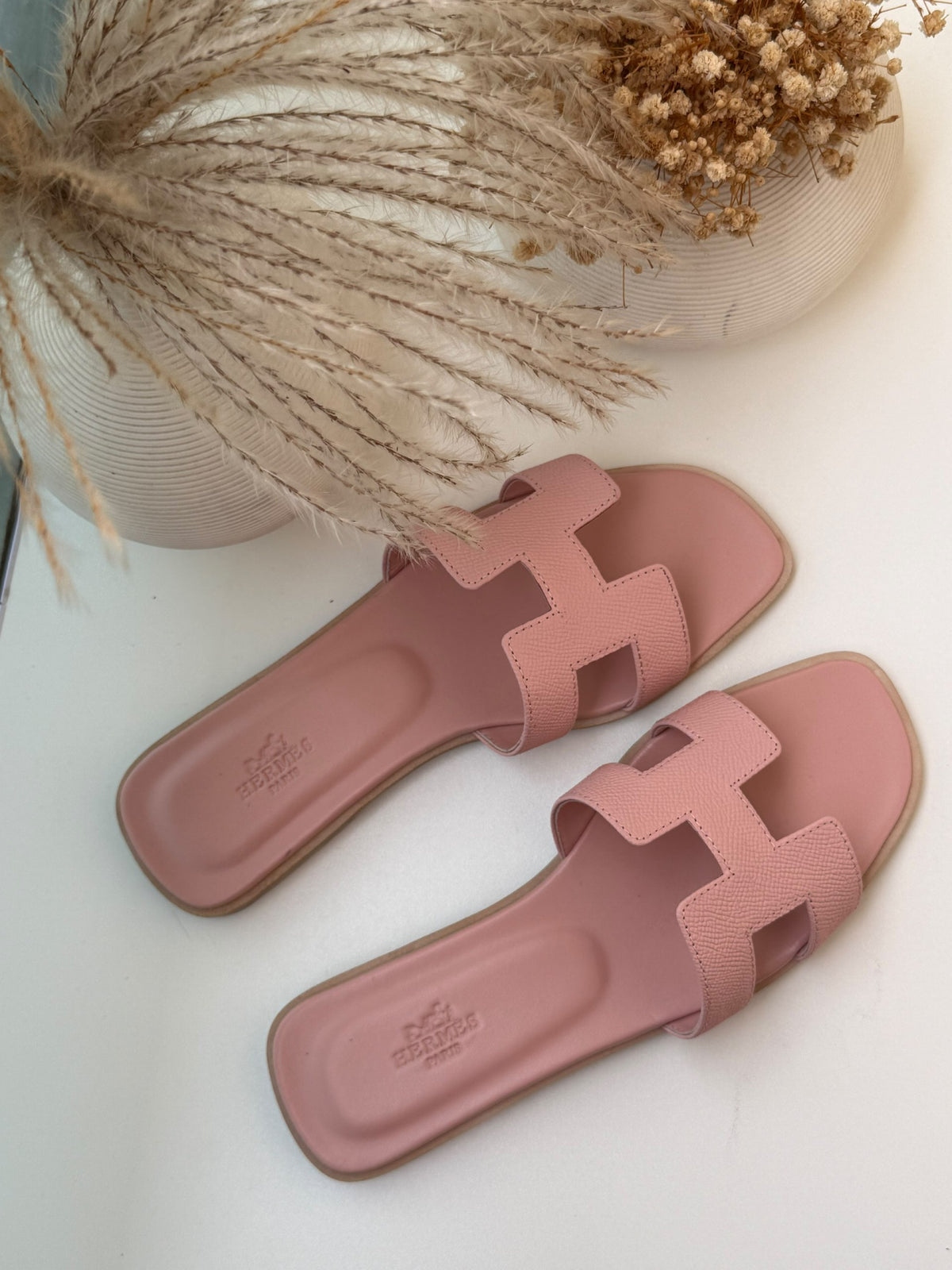 Hermès Slippers Textured H Strap - Pink