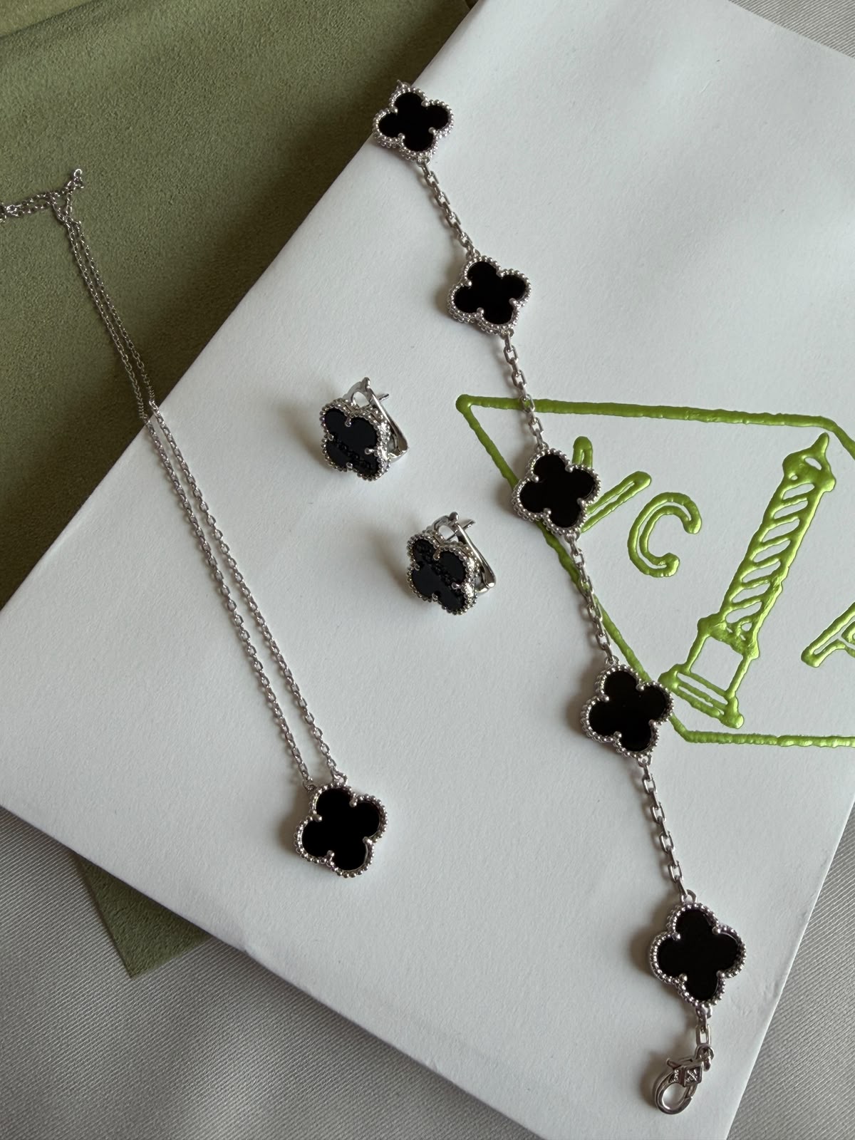 Van Cleef & Arpels Jewelry Set - Black
