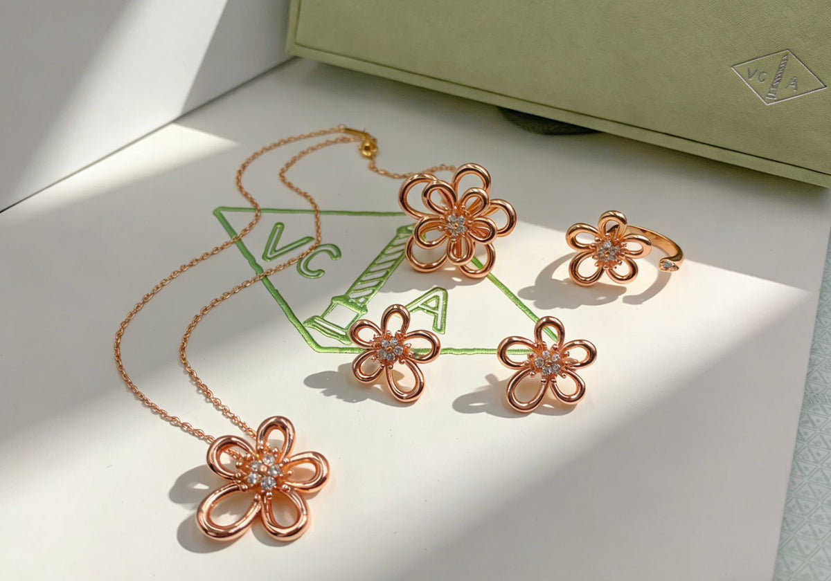 Van Cleef & Arpels Jewelry Set - Gold