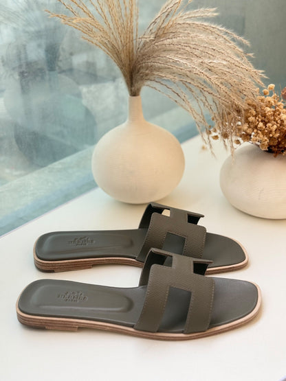Hermès Slippers Textured H Strap - Green
