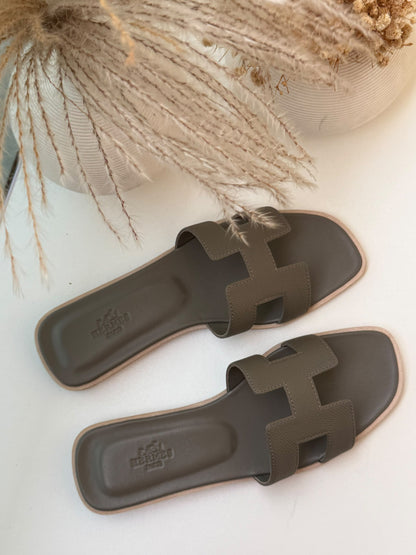 Hermès Slippers Textured H Strap - Green
