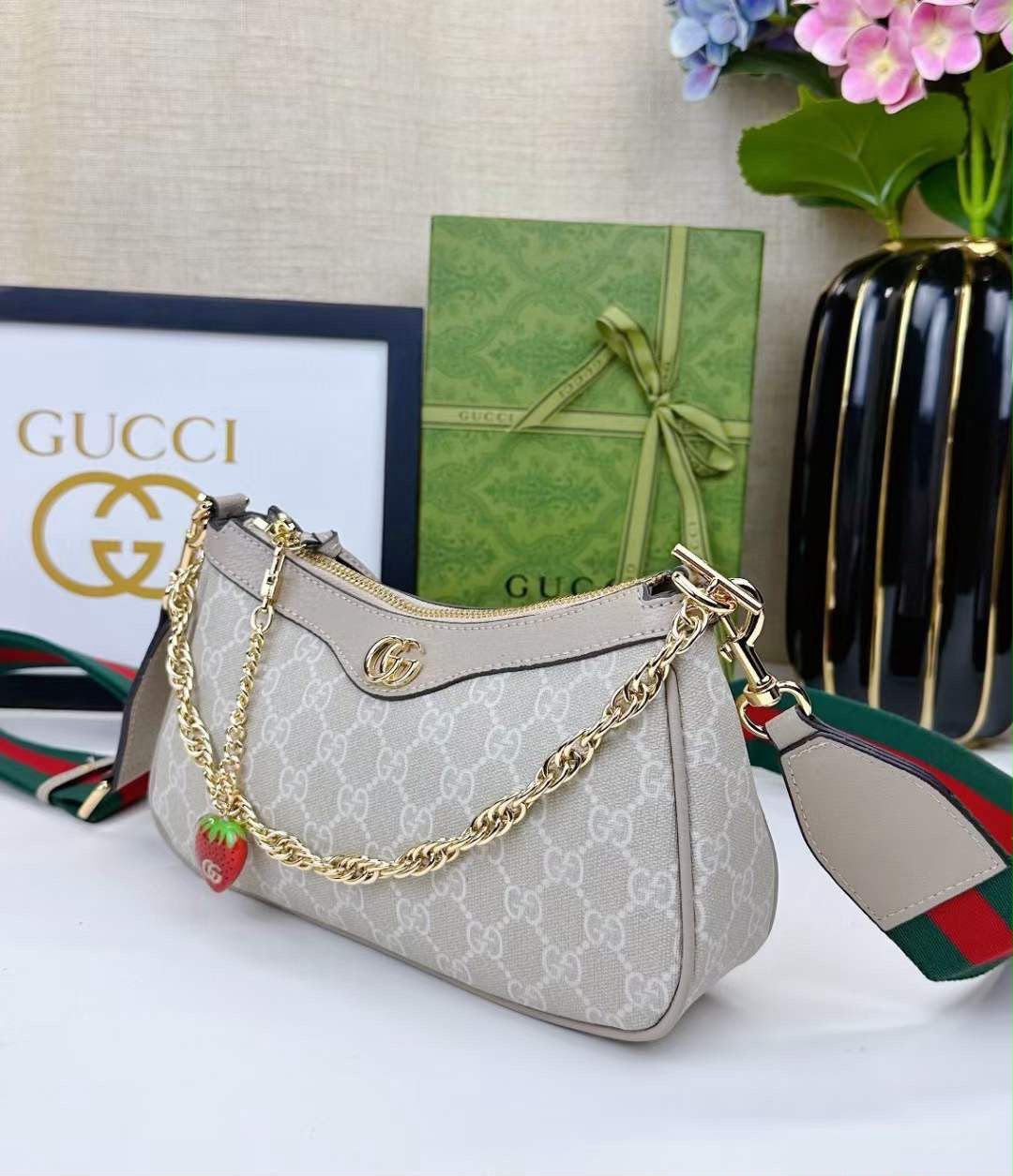 Gucci Chain-Accent Shoulder Bag - Grey