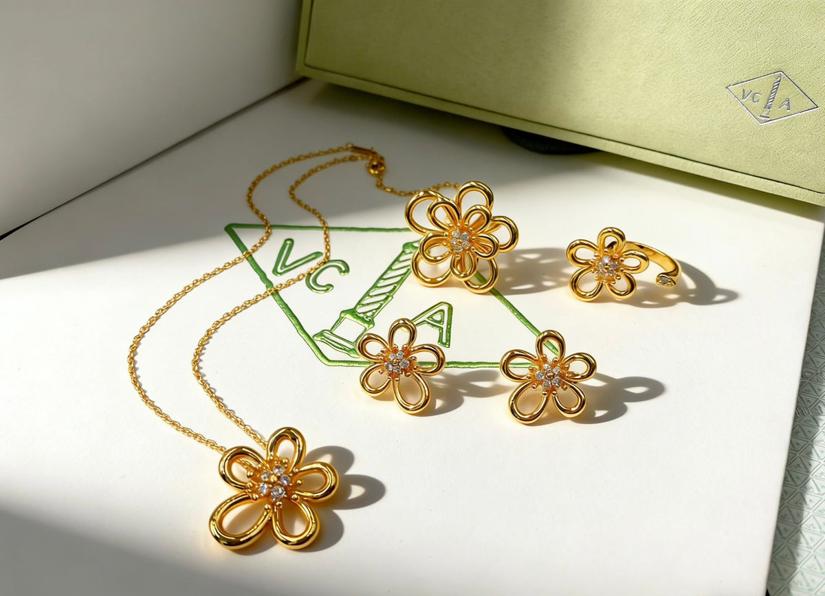 Van Cleef & Arpels Jewelry Set - Gold