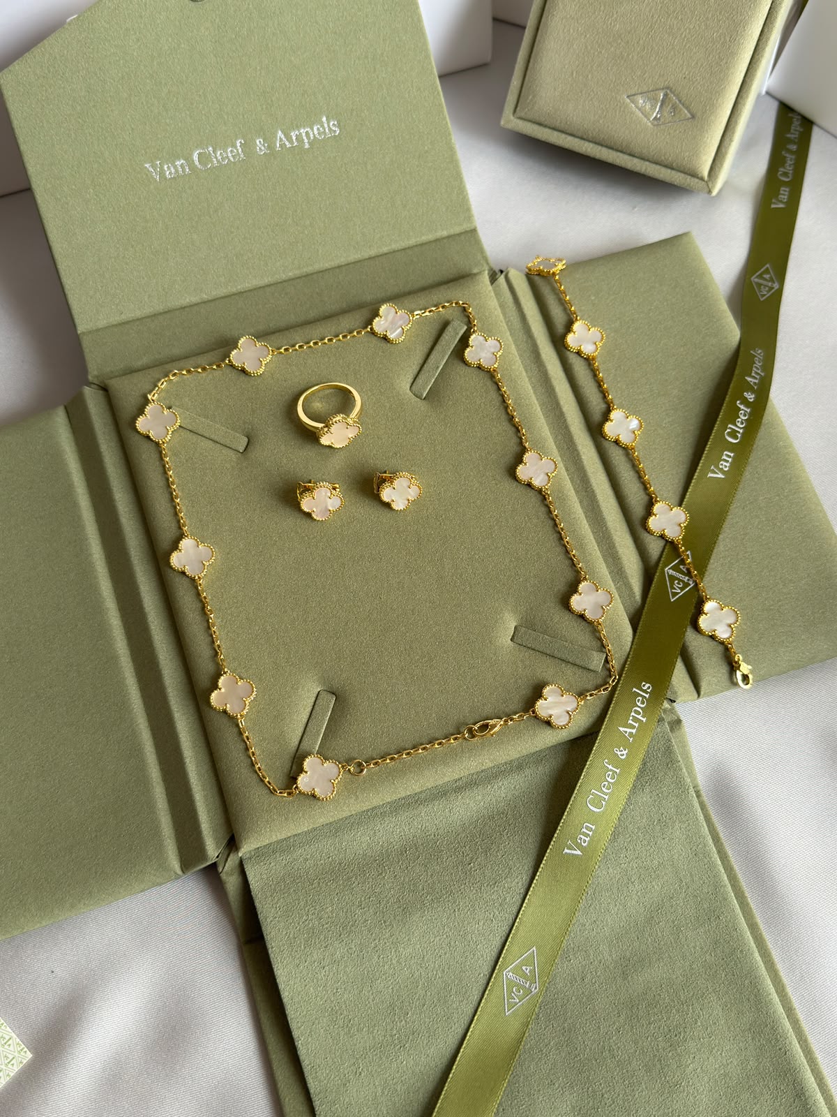 Van Cleef & Arpels Jewelry Set - Gold