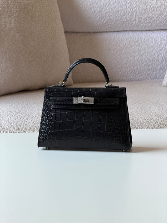 Hermès Mini Kelly Handbag - Black Embossed