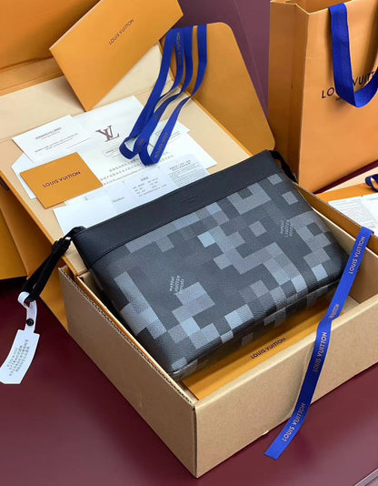 Louis Vuitton Clutch - Grey Monogram