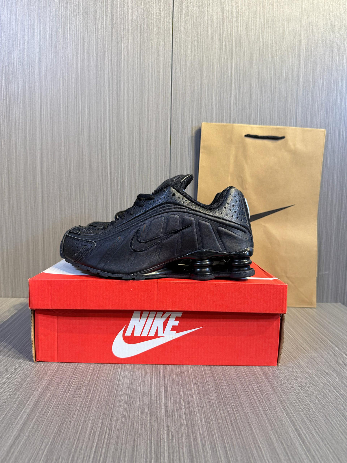 Nike Shox R4 Black Sneakers - 