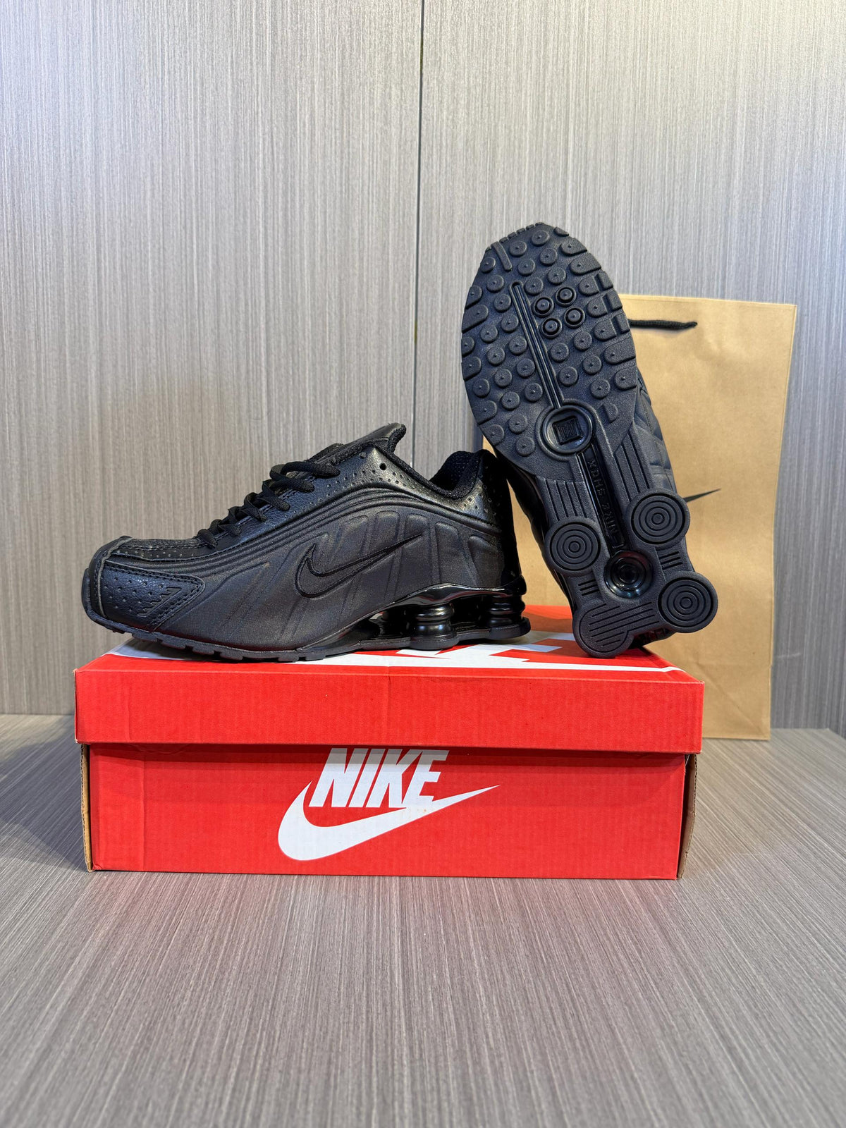 Nike Shox R4 Black Sneakers - 