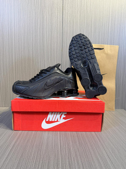 Nike Shox R4 Black Sneakers - 