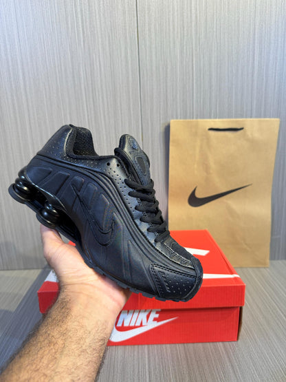 Nike Shox R4 Black Sneakers - 
