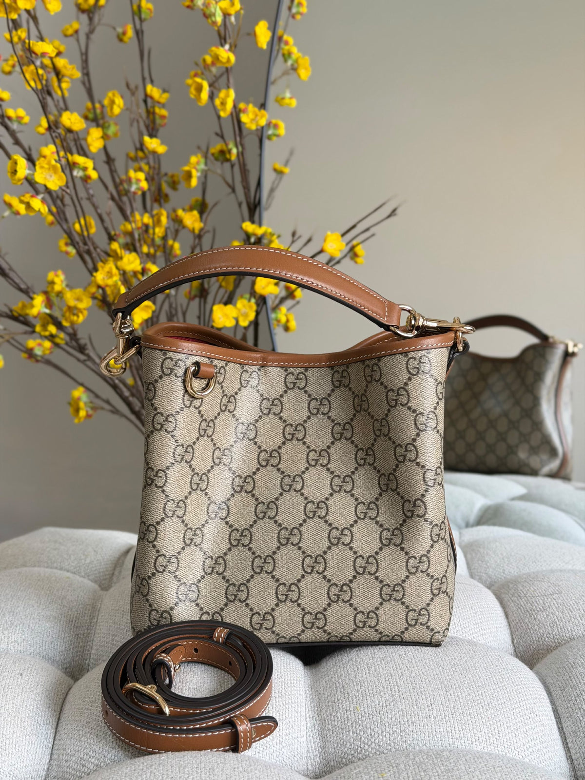 Gucci Bucket Shoulder Bag - Beige